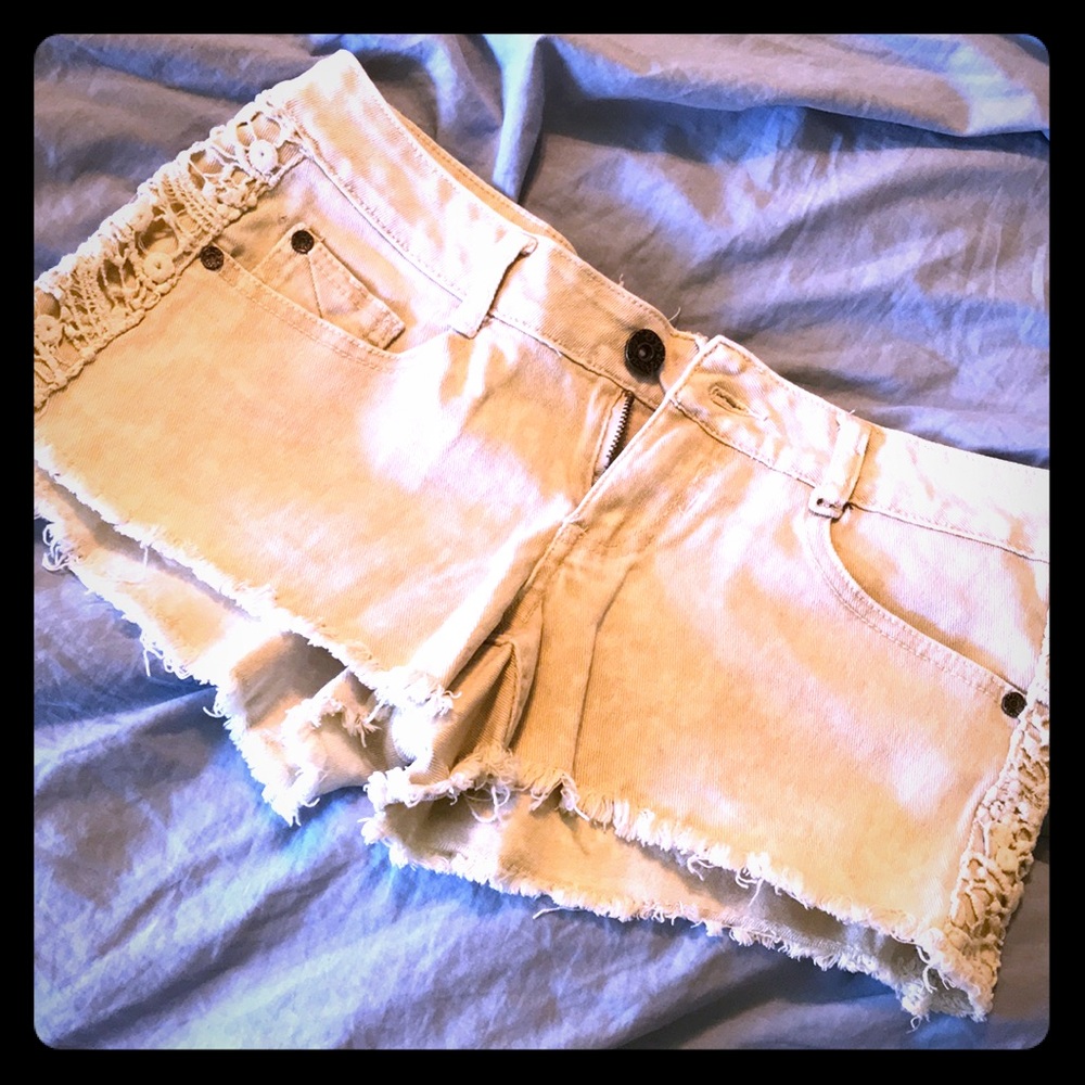 🏳️ Crochet-Trim Cream Short Shorts — Size 7
